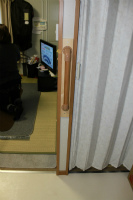 部屋の間の柱への縦手すり