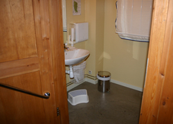 墓地のゲストハウスのトイレの手洗い