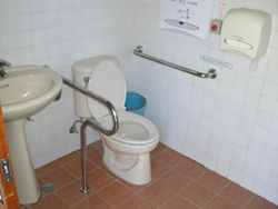 九族村のトイレの内部